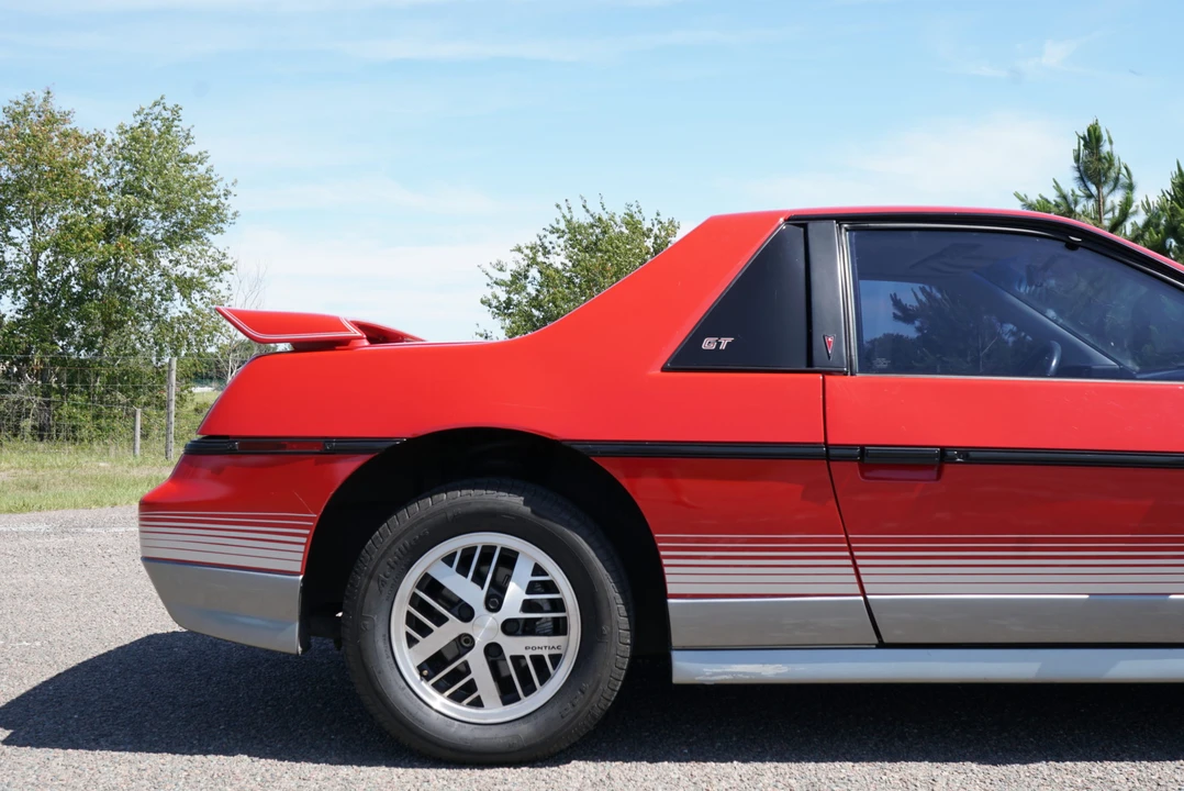 1985 Pontiac Fiero GT - Image 25 of 31