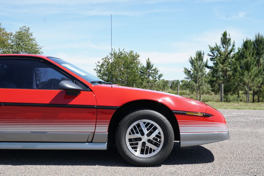 1985 Pontiac Fiero GT - Image 26 of 31