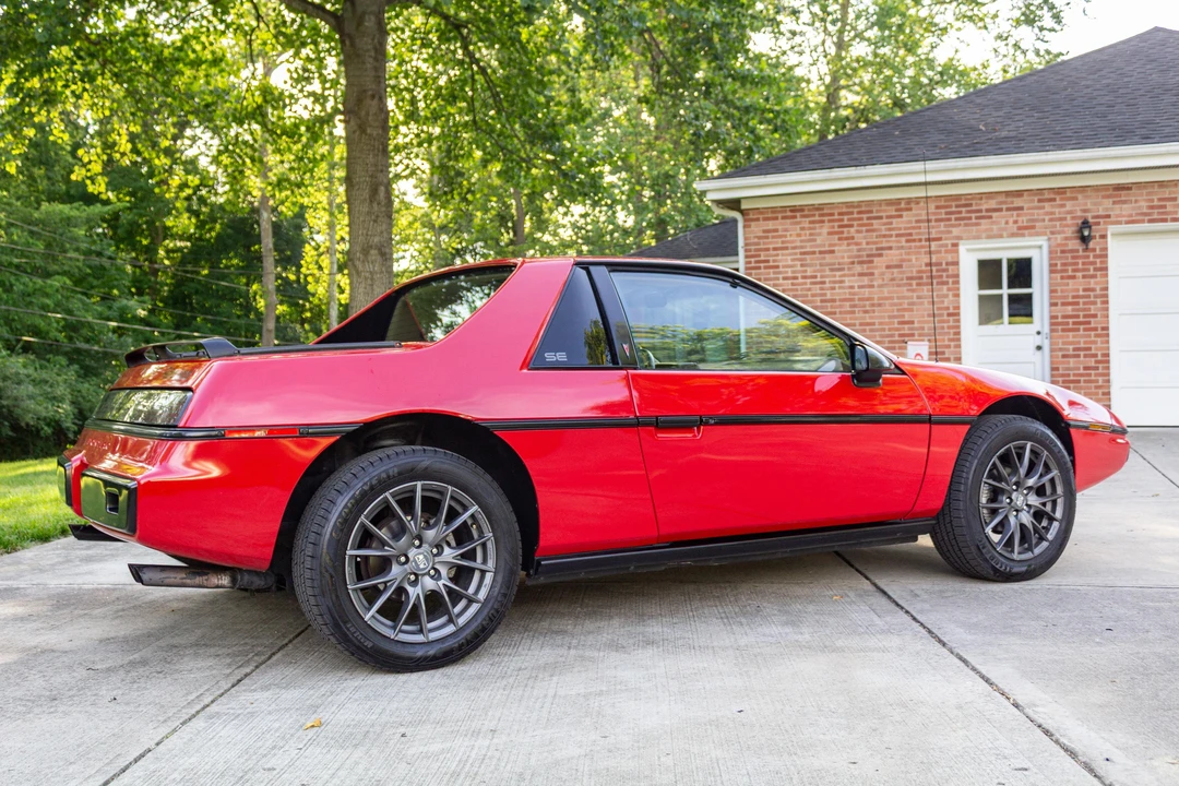 1985 Pontiac Fiero - Image 10 of 31