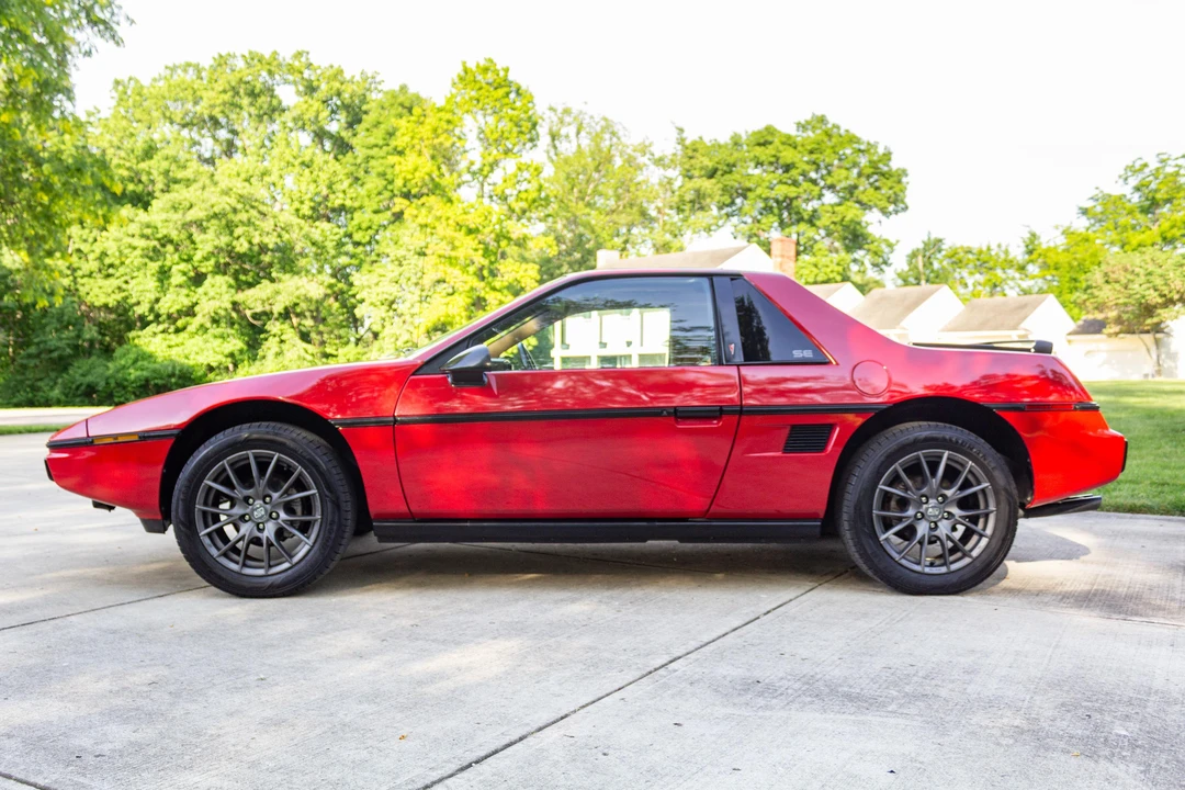 1985 Pontiac Fiero - Image 8 of 31