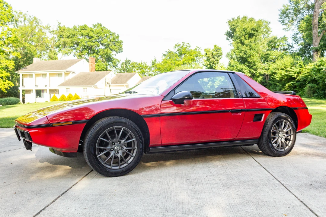 1985 Pontiac Fiero - Image 7 of 31