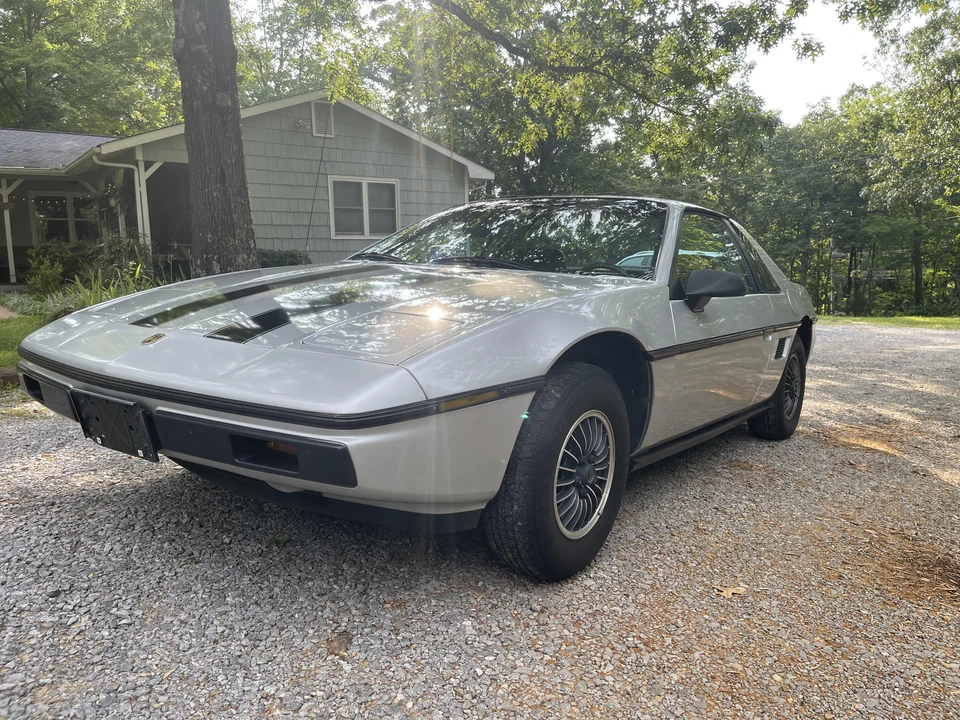 1985 Pontiac Fiero - Image 8 of 31