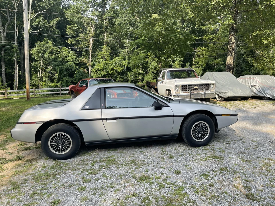 1985 Pontiac Fiero - Image 15 of 31