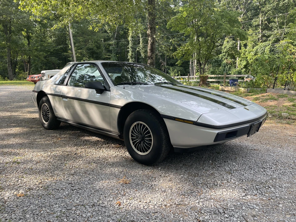 1985 Pontiac Fiero - Image 19 of 31
