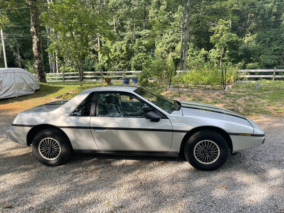 1985 Pontiac Fiero - Image 17 of 31
