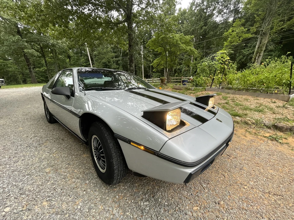 1985 Pontiac Fiero - Image 20 of 31