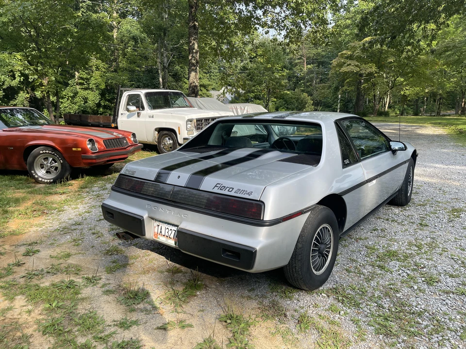 1985 Pontiac Fiero - Image 11 of 31