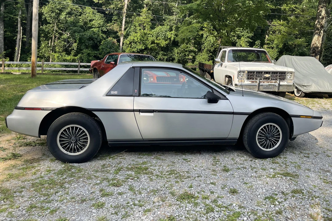 1985 Pontiac Fiero - Image 16 of 31