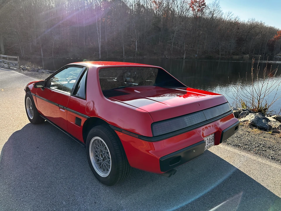 1985 Pontiac Fiero - Image 15 of 18