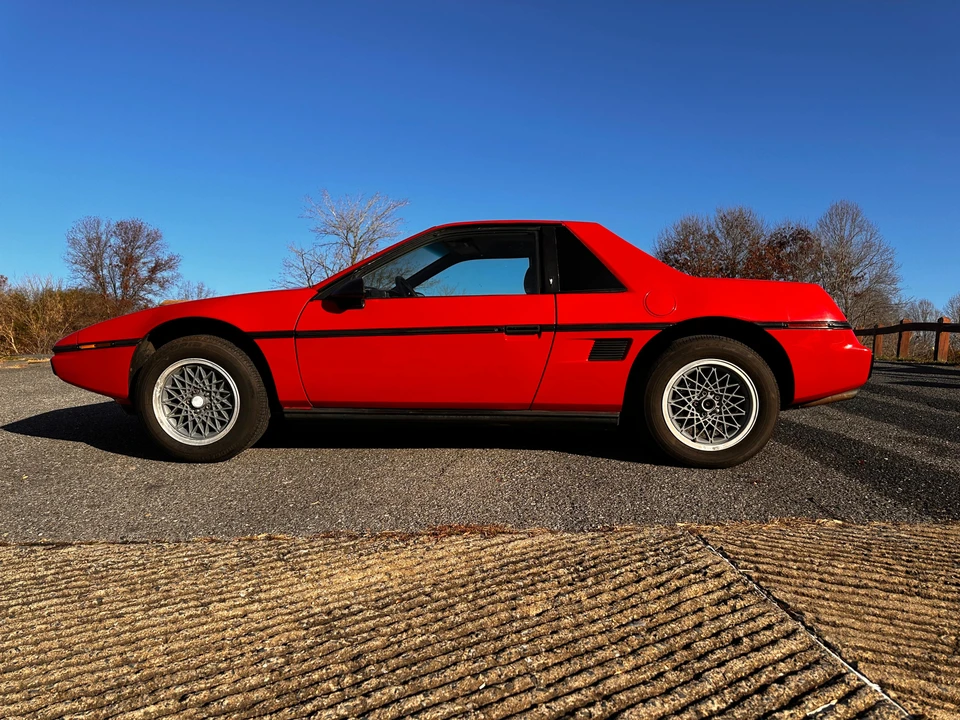 1985 Pontiac Fiero - Image 13 of 18