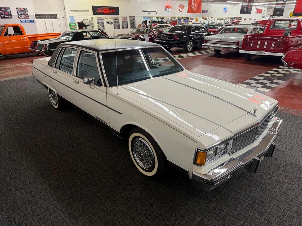 1985 Pontiac Parisienne - Image 9 of 31