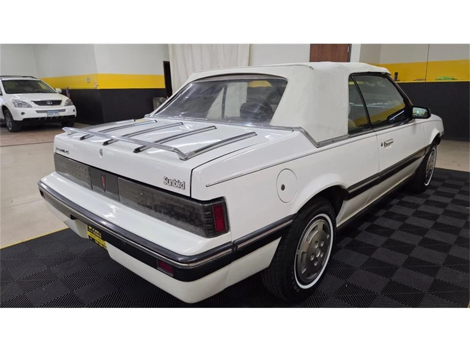 1985 Pontiac Sunbird - Image 20 of 31