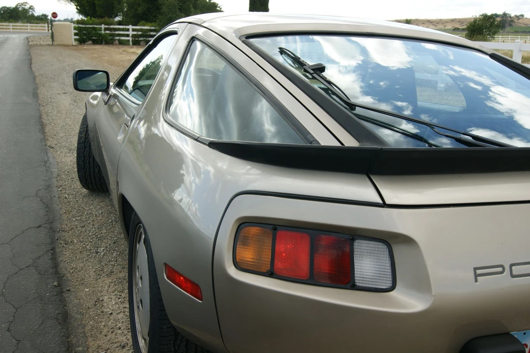 1985 Porsche 928 S - Image 9 of 23