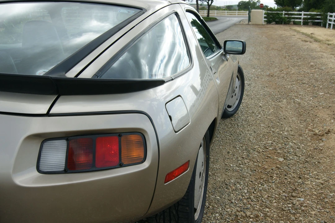 1985 Porsche 928 S - Image 8 of 23