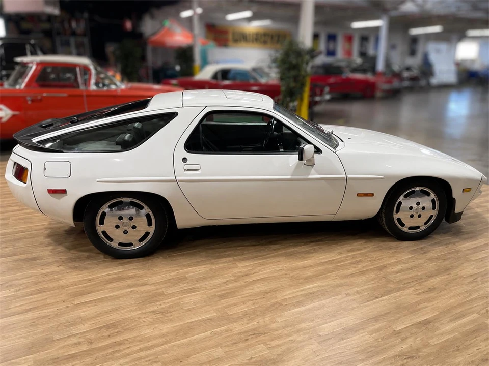 1985 Porsche 928 S - Image 6 of 17