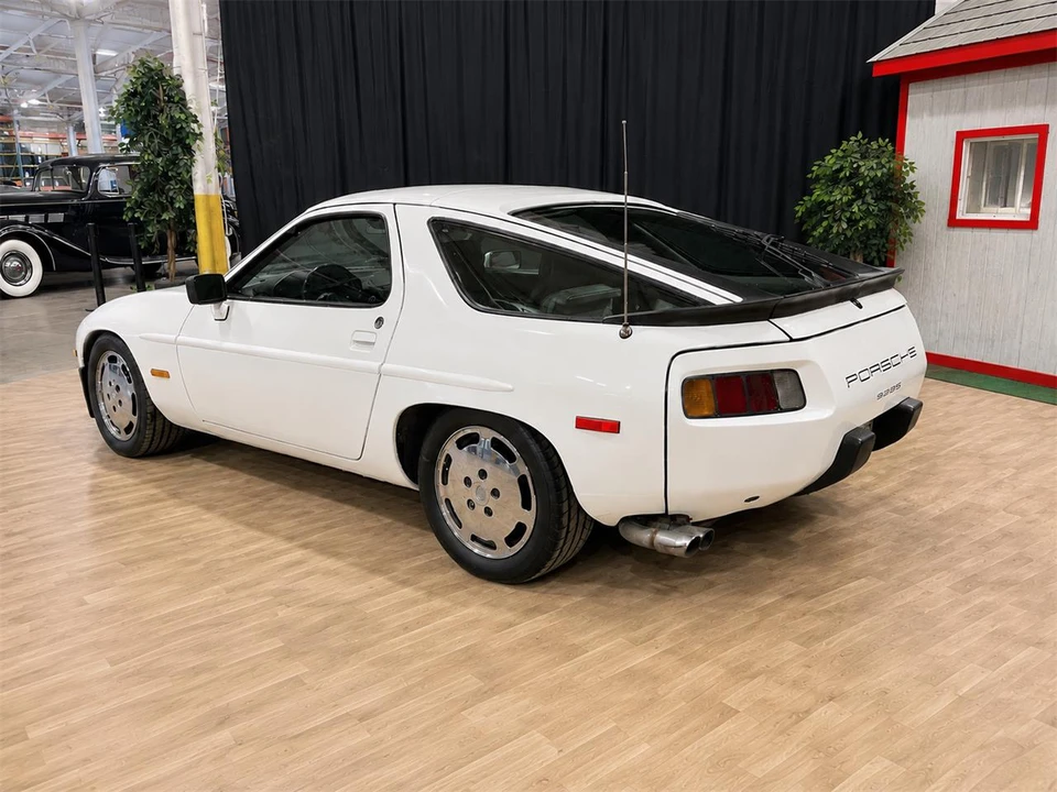 1985 Porsche 928 S - Image 9 of 17