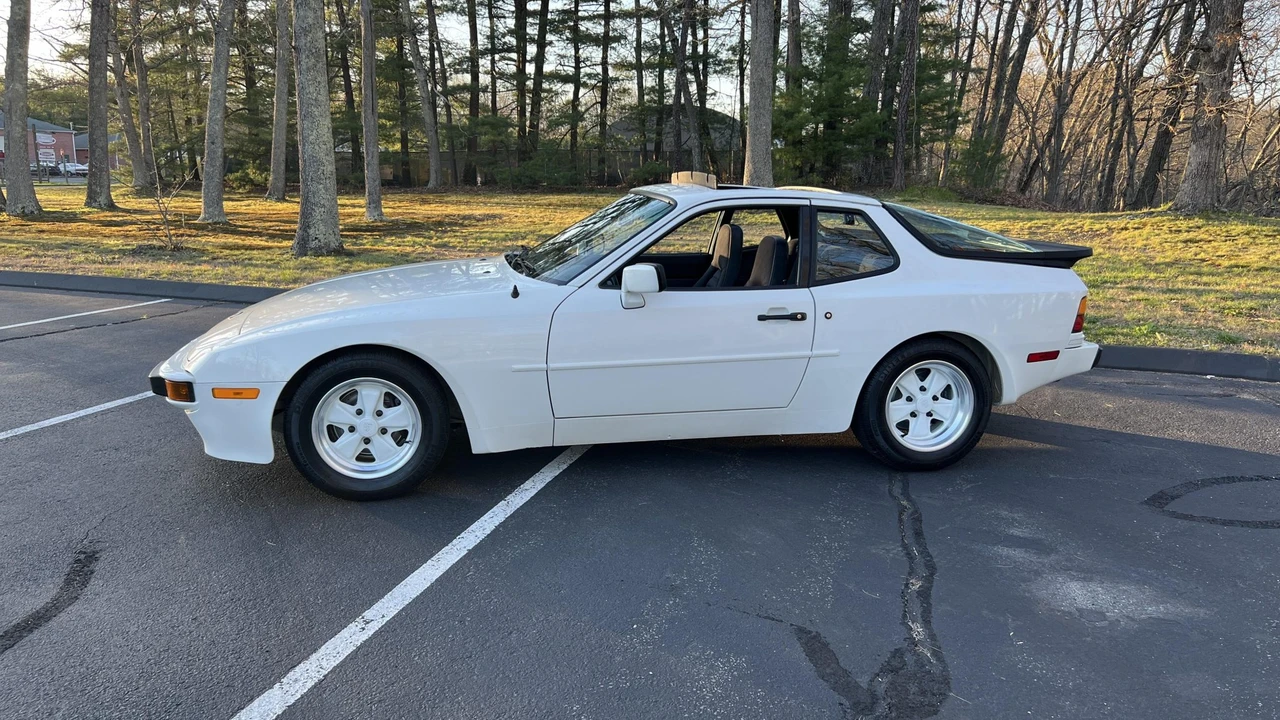 1985 Porsche 944 - Image 22 of 31
