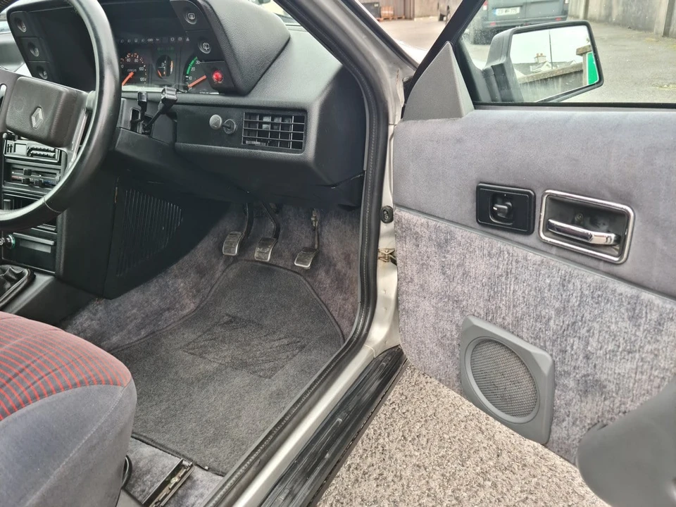 1985 Renault - Image 20 of 30