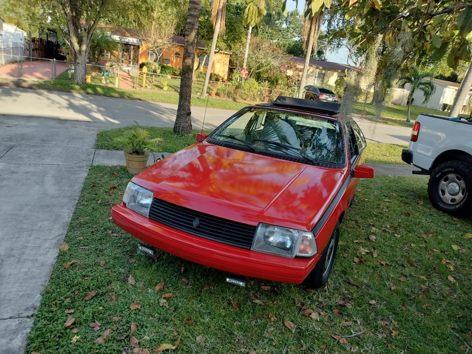 1985 Renault - Image 8 of 18