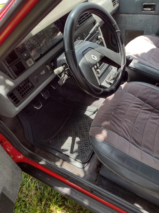 1985 Renault - Image 14 of 18