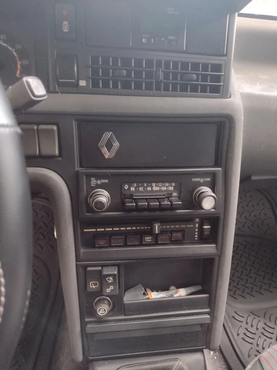 1985 Renault - Image 15 of 18