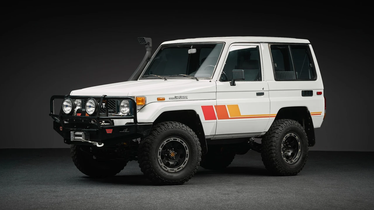 1985 Toyota J70 Land Cruiser - Image 10 of 31