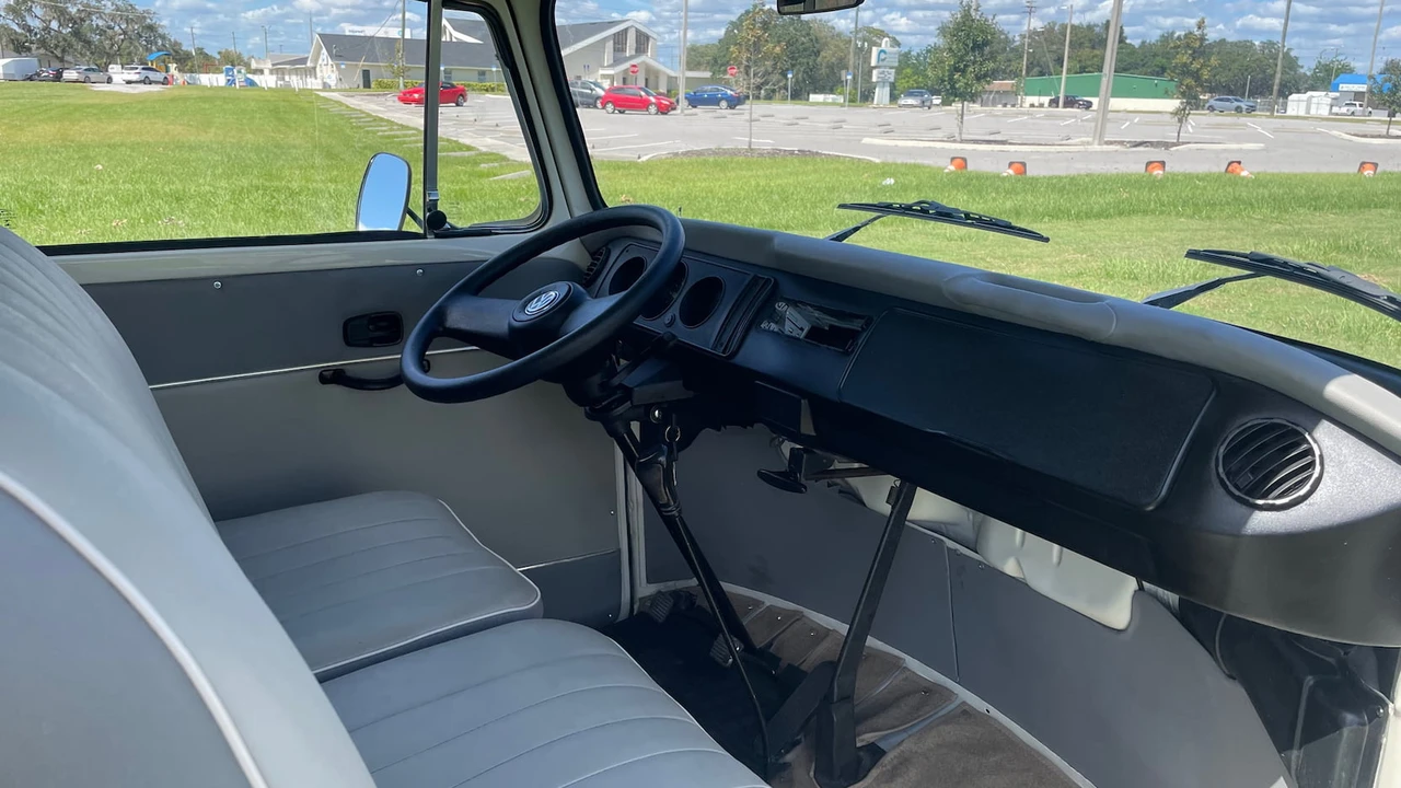 1985 Volkswagen Bay-Window Bus - Image 8 of 14