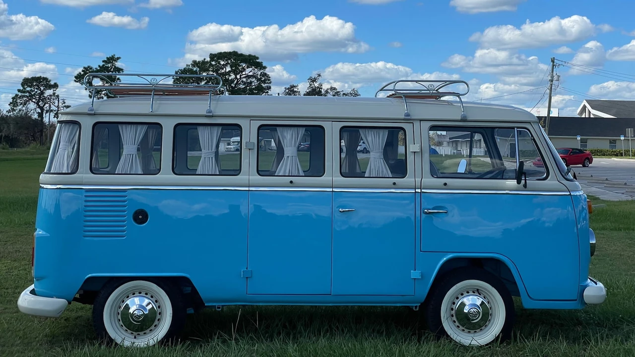 1985 Volkswagen Bay-Window Bus - Image 13 of 14