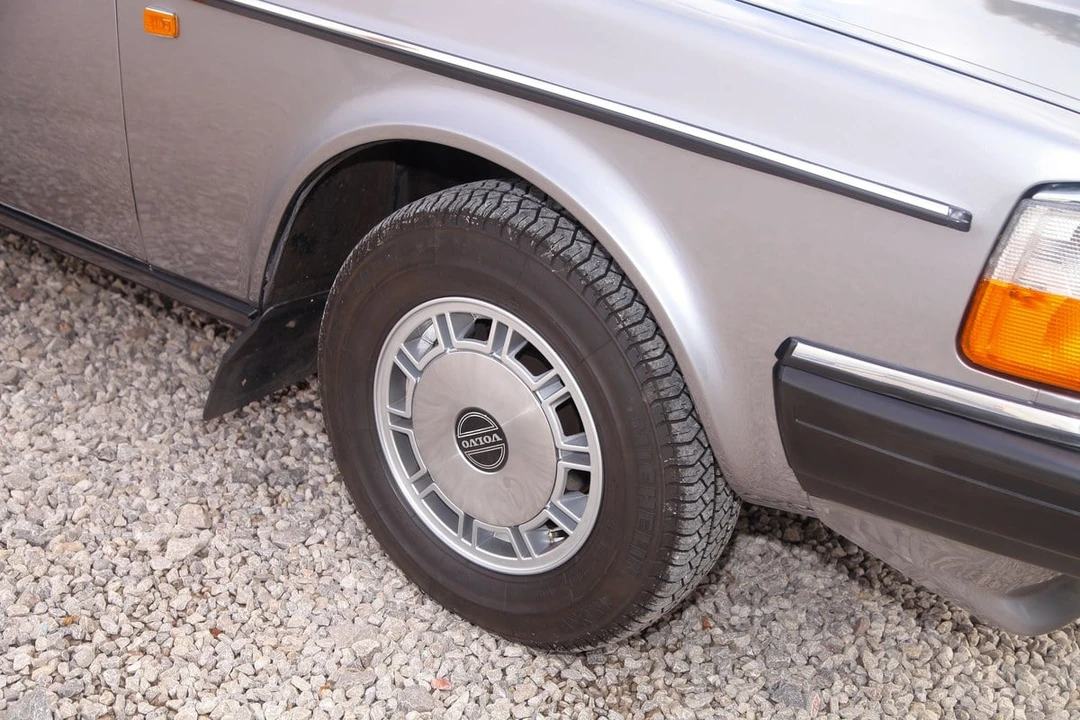 1985 Volvo 245 - Image 28 of 30