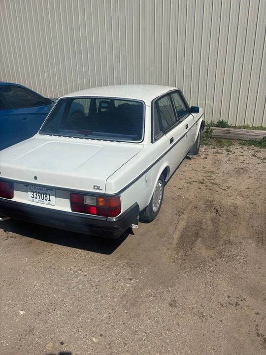 1985 Volvo 244 - Image 10 of 11