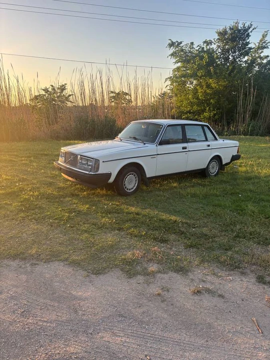 1985 Volvo 244 - Image 3 of 11