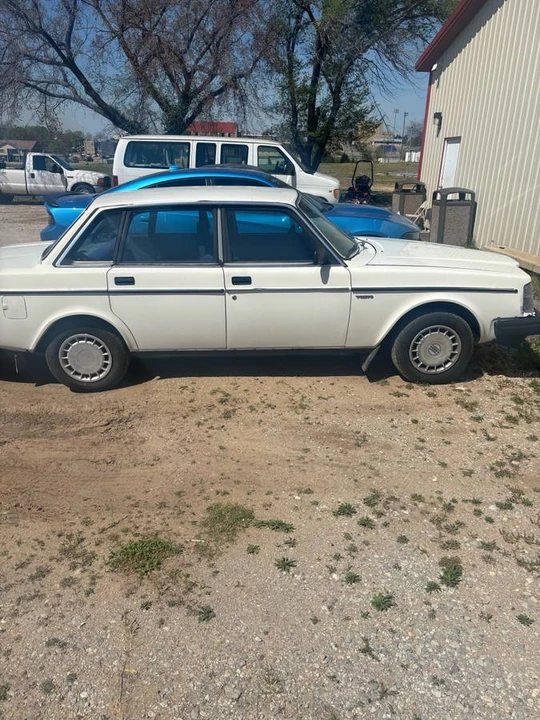 1985 Volvo 244 - Image 9 of 11