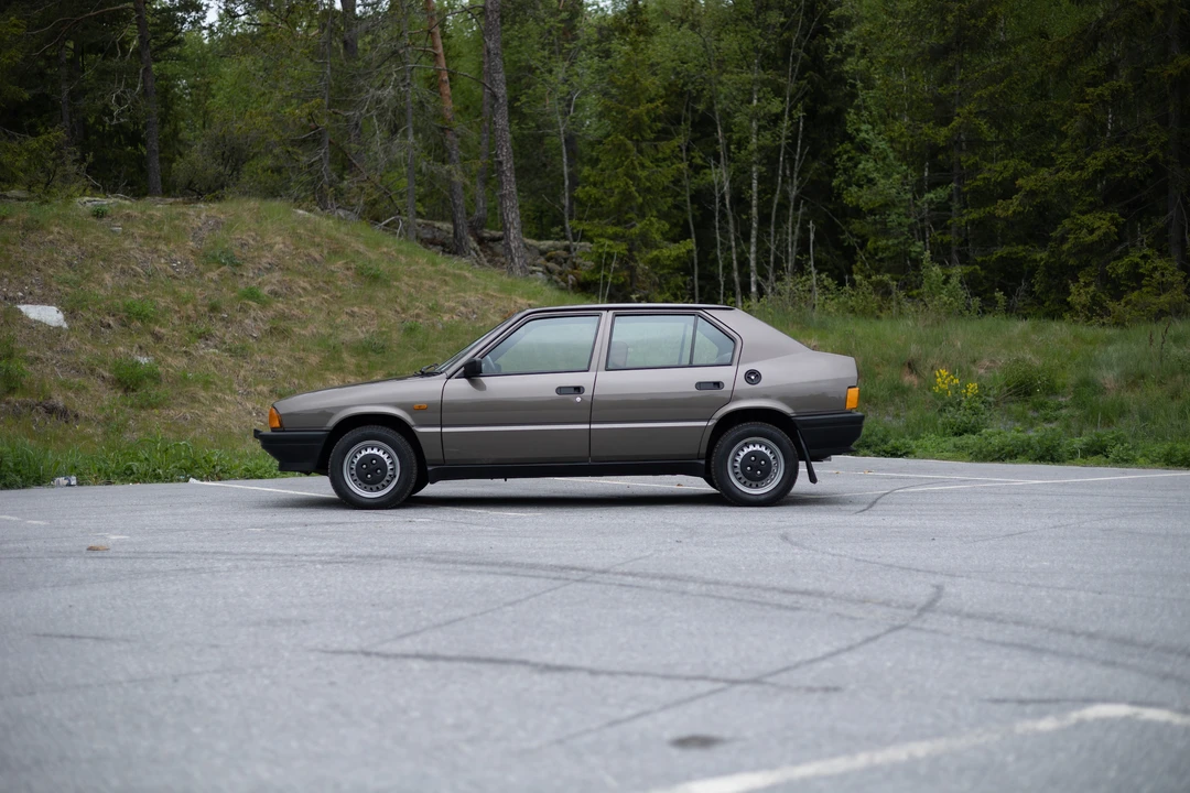 1986 Alfa Romeo - Image 11 of 31