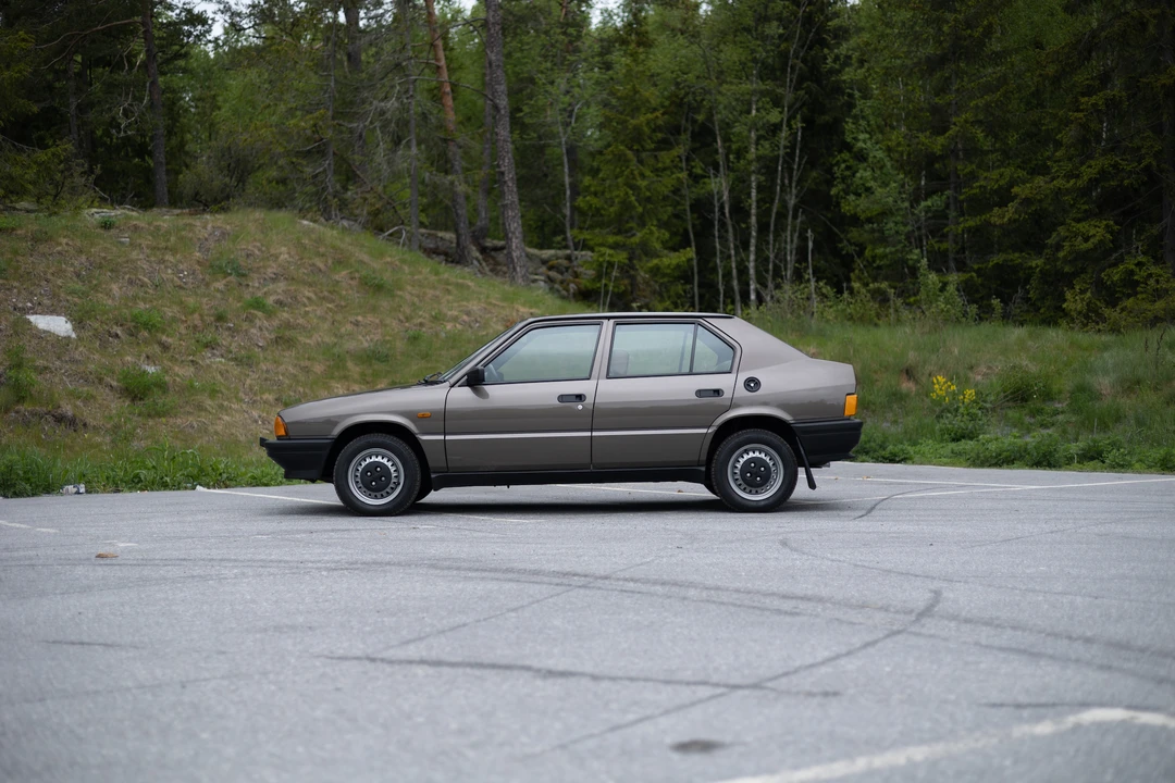 1986 Alfa Romeo - Image 15 of 31
