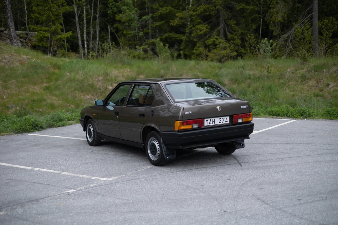 1986 Alfa Romeo - Image 10 of 31