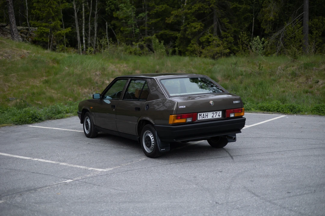 1986 Alfa Romeo - Image 12 of 31