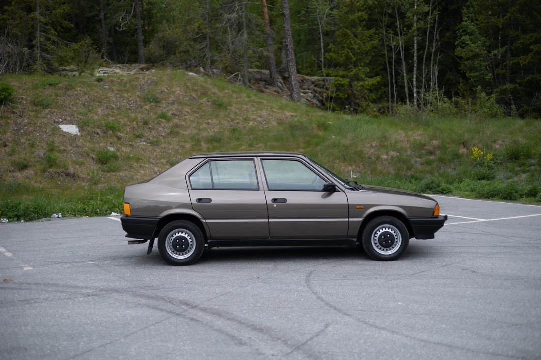 1986 Alfa Romeo - Image 7 of 31