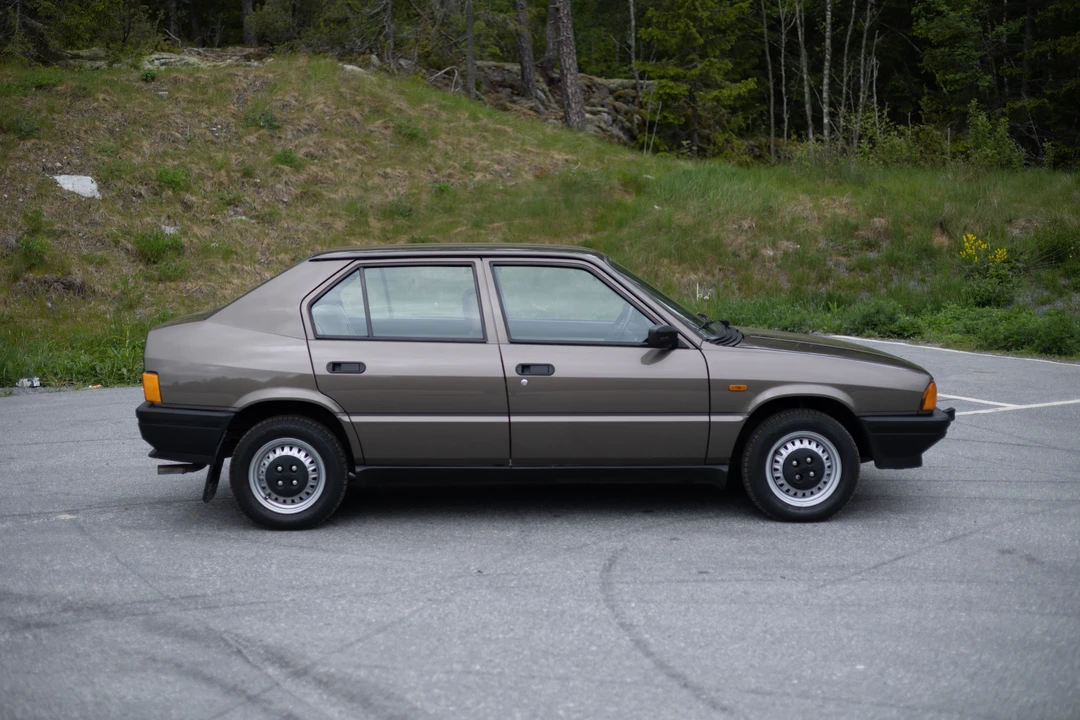 1986 Alfa Romeo - Image 4 of 31