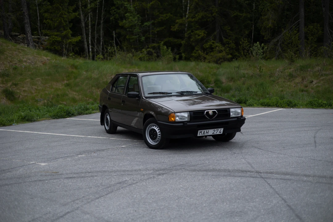 1986 Alfa Romeo - Image 9 of 31
