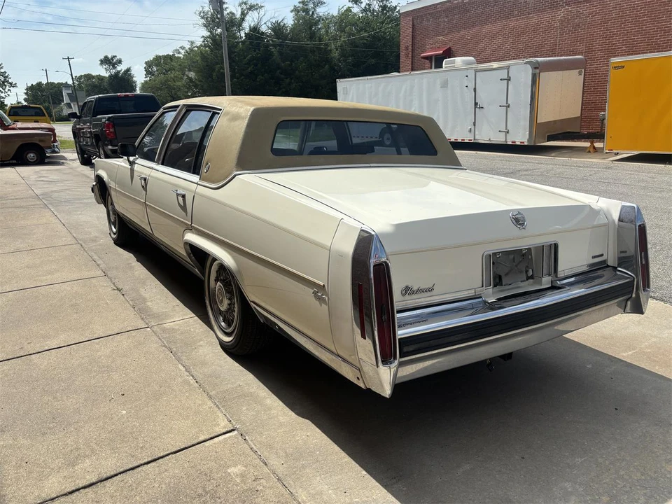 1986 Cadillac Fleetwood - Image 5 of 19