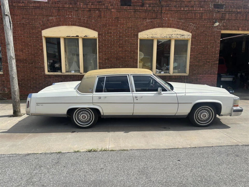 1986 Cadillac Fleetwood - Image 2 of 19