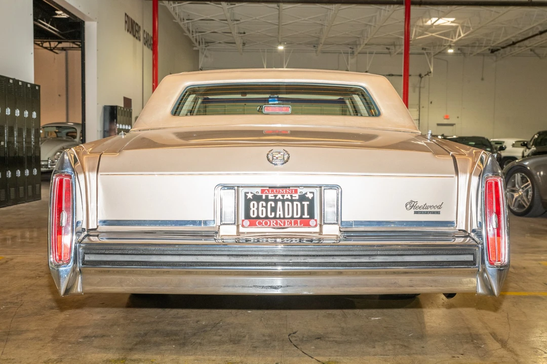 1986 Cadillac Brougham - Image 23 of 31