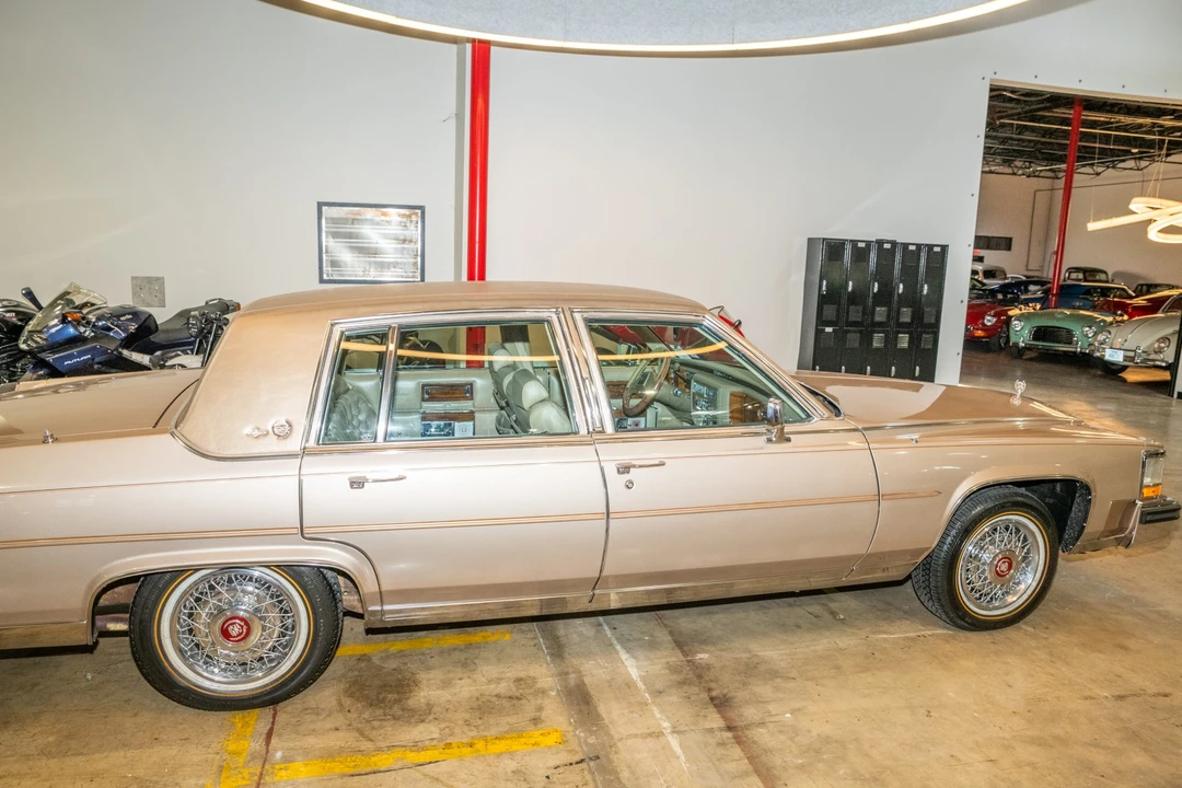 1986 Cadillac Brougham - Image 25 of 31