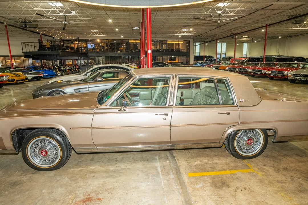 1986 Cadillac Brougham - Image 18 of 31