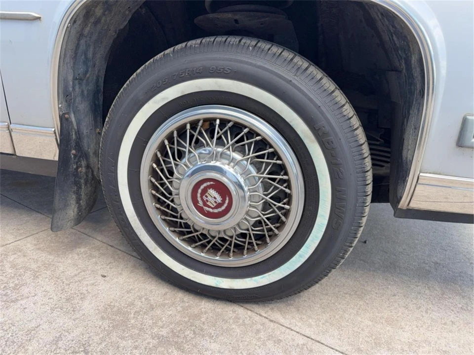1986 Cadillac DeVille 6th Gen - Image 9 of 31
