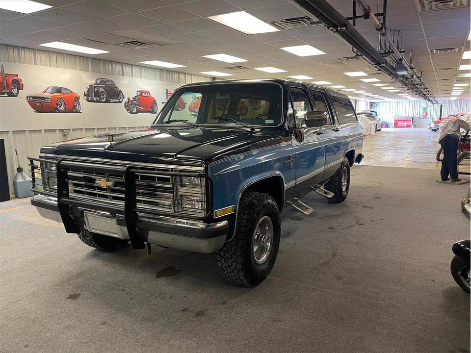 1986 Chevrolet Suburban 7th Gen - Image 2 of 5
