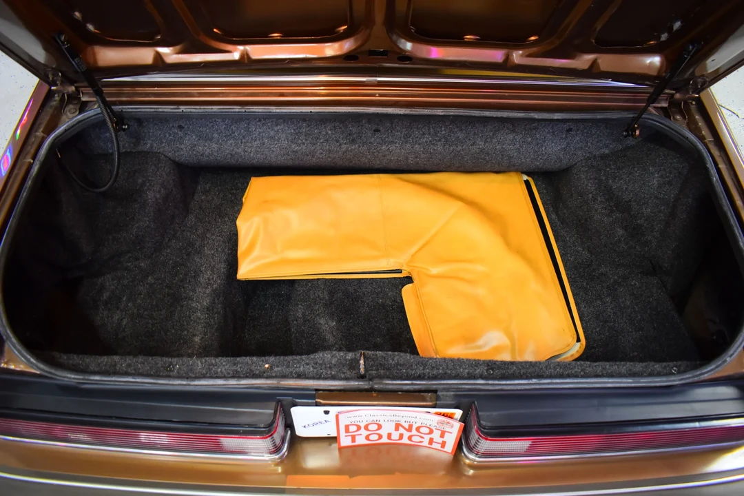 1986 Chrysler LeBaron - Image 17 of 18