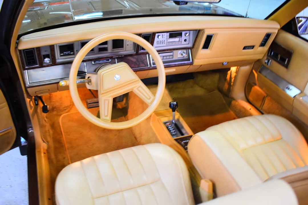 1986 Chrysler LeBaron - Image 10 of 18