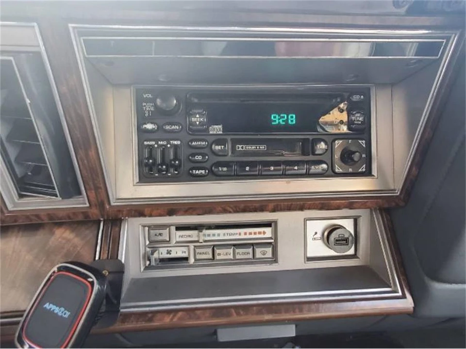 1986 Chrysler LeBaron - Image 7 of 16
