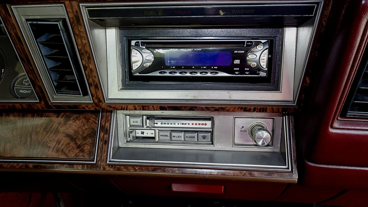 1986 Chrysler LeBaron - Image 23 of 24